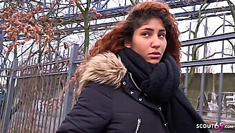 Ebony Teenager Får En Stor Pik Og Øjenrullende Orgasme