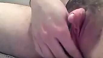 Close-Up Van Meisjes Die Een Clitoris Orgasme Ervaren