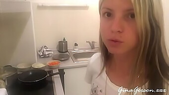 Gadis Rusia Muda Yang Kecil Memasak Borscht Yang Sedap