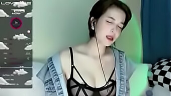 티아오단의 생방송은 시청자들을 충격에 빠뜨리며 이를 악물고 소변을 보냅니다