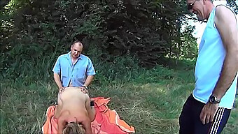 Suzi Is Een Slet Die Haar Borsten Blootlegt En Sperma Op Haar Lichaam Krijgt In Een Veld.