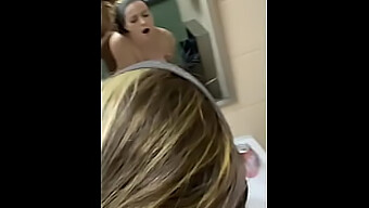 Linda Rubia Tiene Su Culo Apretado Estirado En Un Baño Público