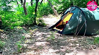 Allein Im Wald Erwischt, Genießt Ein Mädchen Solo Vergnügen.