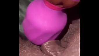 Milaj Explore Le Plaisir Avec Un Nouveau Vibromasseur À Baguette Sur Ses Gros Seins Naturels Et Sa Chatte