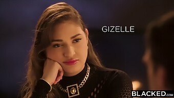 Giselle โชว์ทักษะการใช้ปากของเธอในขณะที่เธอดูดหัวโจกสีดําขนาดใหญ่