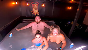 Des Stars Du Porno Aux Courbes Sensuelles Dans Un Trio Chaud De Plaisir Oral Et Lesbien