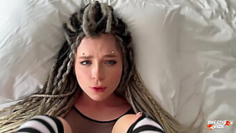 Superbe Babe Alternative Avec Des Dreads Et Des Tatouages, Du Sexe Brutal Et Avale Du Sperme