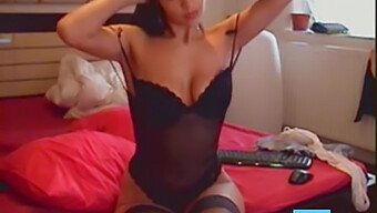 Hot Webcam Show With Amateur Cam Model