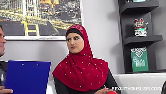 ¡mira A Esta Sexy Hijabi Musulmana Siendo Follada Duro Por Su Abogado!