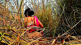 Une Bhabhi Indienne Amateur Exhibe Ses Gros Seins Naturels En Jupe Extérieure