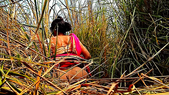 Une Bhabhi Indienne Amateur Exhibe Ses Gros Seins Naturels En Jupe Extérieure