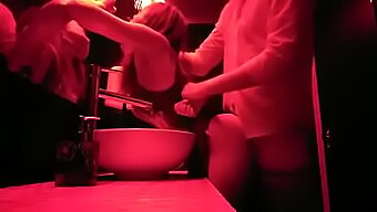 Hombres Gays Se Involucran En Un Encuentro Caliente En El Baño Del Club