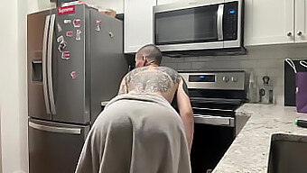 Teen With Big Ass Twerks In The Kitchen