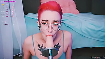 Adorabile Teenager Con Gli Occhiali Si Diverte Con Giochi Da Sola E Sesso Orale Con Un Dildo