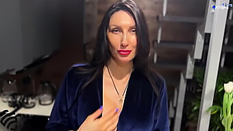 Brunetka Nevlastná Mama Liza Virgin Servíruje Viac Ako Len Večeru Pre Svojho Nevlastného Syna