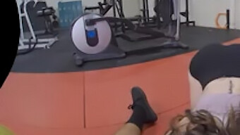 La Entusiasta Del Fitness Gianna Gem Muestra Sus Atributos Naturales En Una Sesión De Entrenamiento De Realidad Virtual