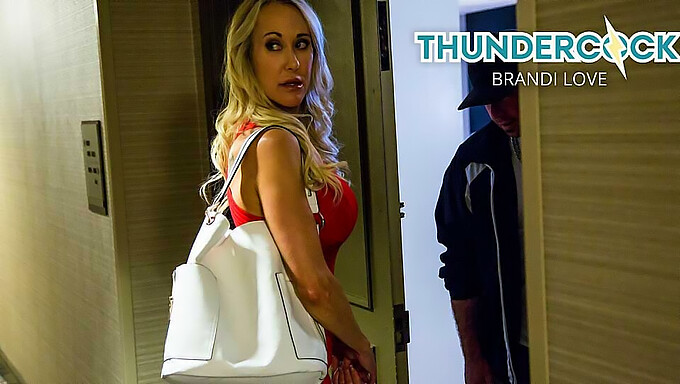 Milf Brandi Love Memberikan Blowjob Yang Menggoda Kepada Lelaki Yang Berpenis Besar