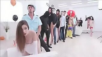 Quem É A Estrela Pornô Neste Vídeo De Sexo Em Grupo?