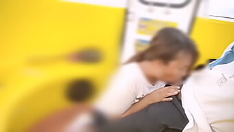 Filipina Girl Gibt An Gefährlicher Stelle Einen Blowjob