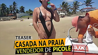 Bico Do Peito: Blondinka Žena Pokaže Svoje Premoženje Na Plaži