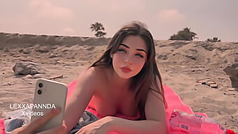 هاوية صغيرة تتعامل مع قضيب كبير على الشاطئ..