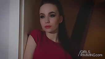 Futai Pe Față Și Handjob Într-Un Trio Fierbinte Cu Alessa Savage