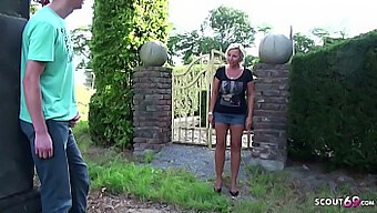 Une Milf Aux Gros Seins Naturels Surprend Son Fils En Train De Se Masturber Dans Le Jardin Et L'Aide À Finir