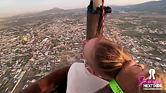 Casal Íntimo De Madrugada (Ela Consome Sua Ejaculação) No Topo De Pirâmides Em Um Balão De Ar Quente