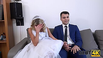 Dövmeli Damat, Beyaz Elbise Ve Çoraplarla Gelinini Becerirken, Cuckold Kocası Izlerken Bir Araya Geliyor